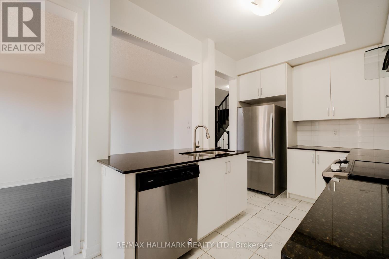 64 Dundonald Trail, Newmarket, Ontario  L3Y 0E1 - Photo 7 - N12979000