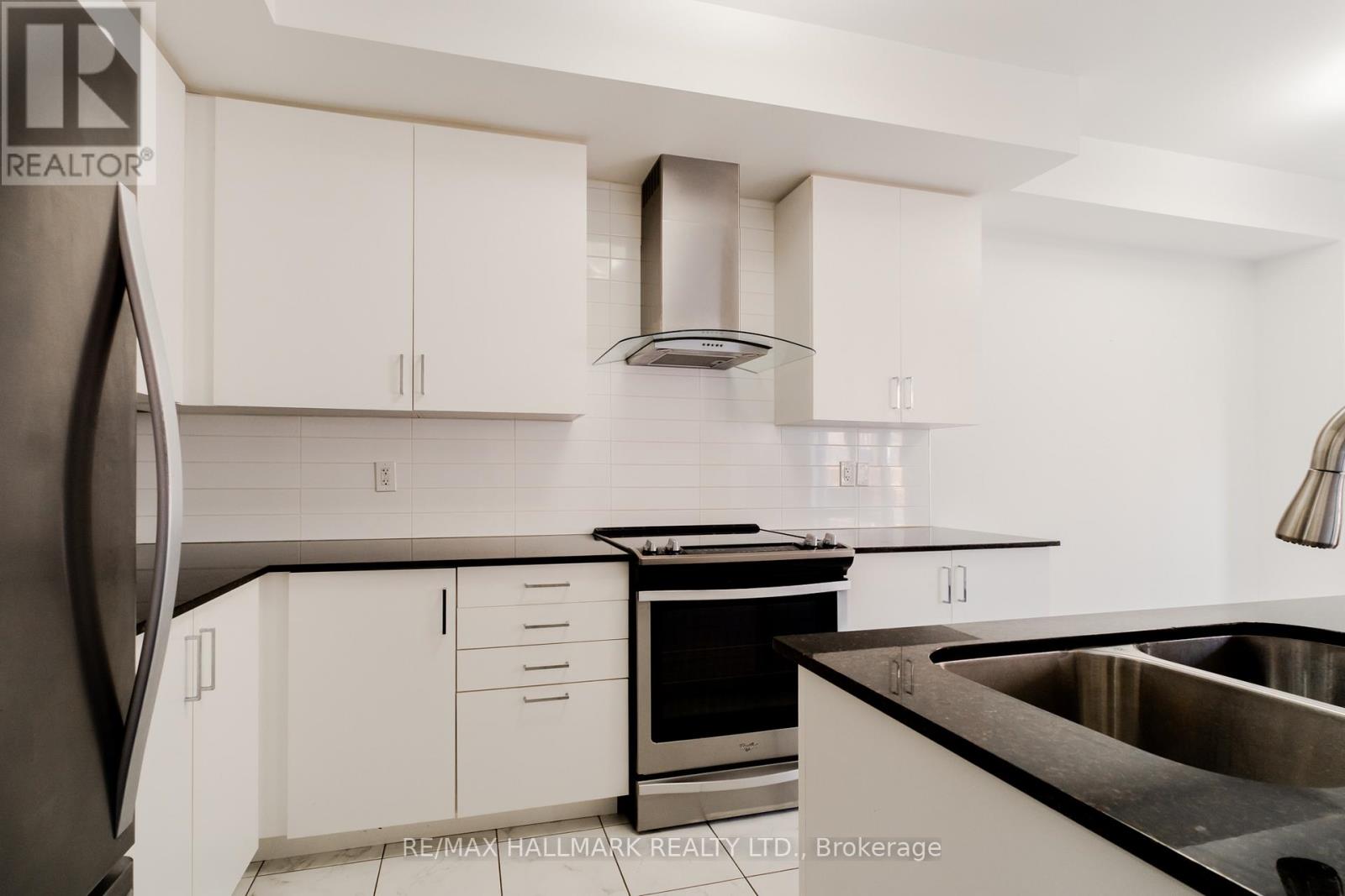 64 Dundonald Trail, Newmarket, Ontario  L3Y 0E1 - Photo 8 - N12979000