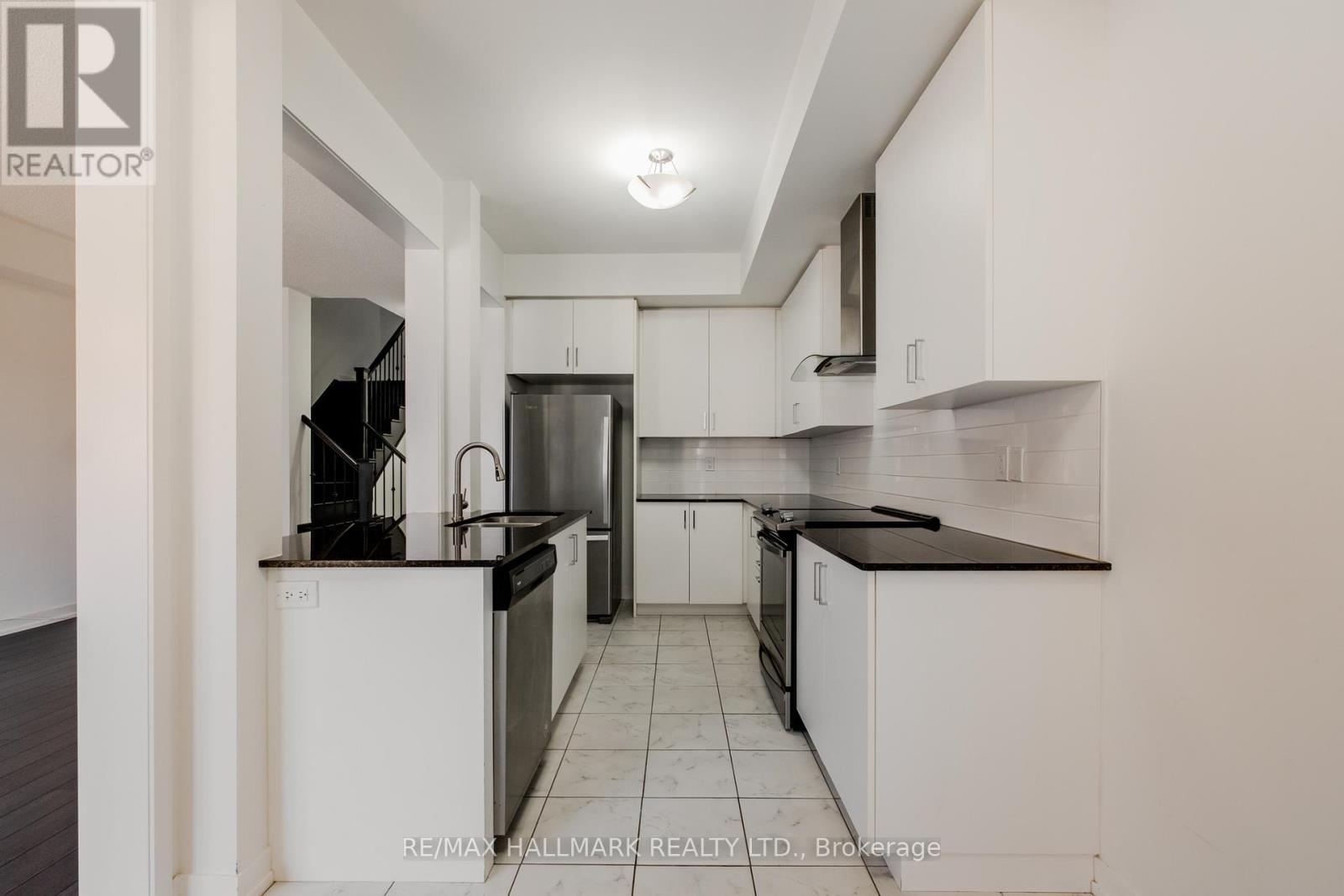 64 Dundonald Trail, Newmarket, Ontario  L3Y 0E1 - Photo 9 - N12979000