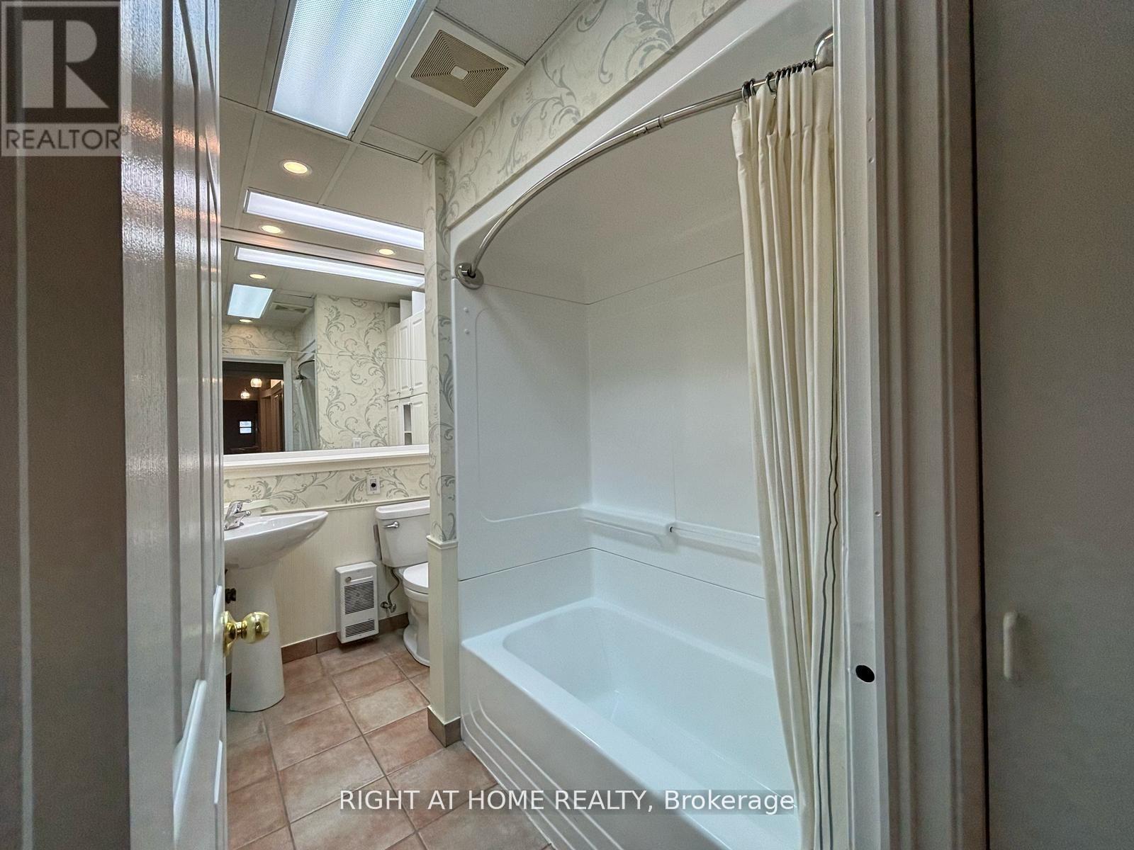 A - 3152 Dundas Street W, Toronto, Ontario  M6P 2A1 - Photo 24 - W12979042