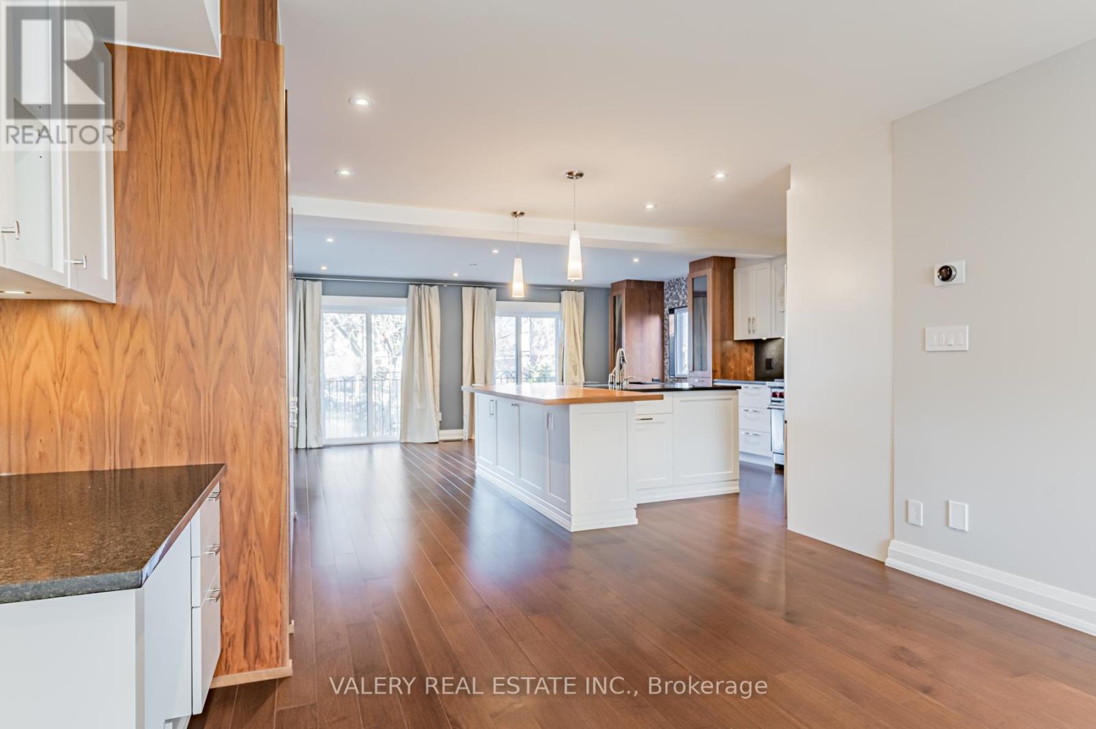 30 Bernice Avenue, Toronto, Ontario  M8Y 1Z6 - Photo 5 - W12979134