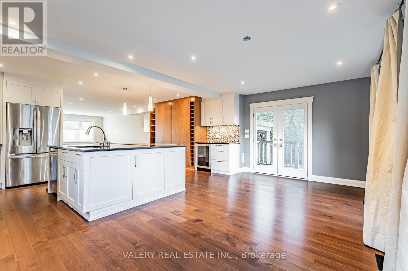 30 Bernice Avenue, Toronto, Ontario  M8Y 1Z6 - Photo 8 - W12979134