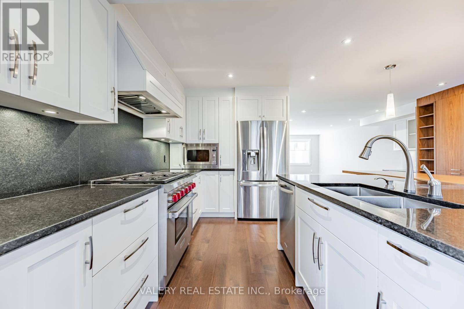 30 Bernice Avenue, Toronto, Ontario  M8Y 1Z6 - Photo 9 - W12979134