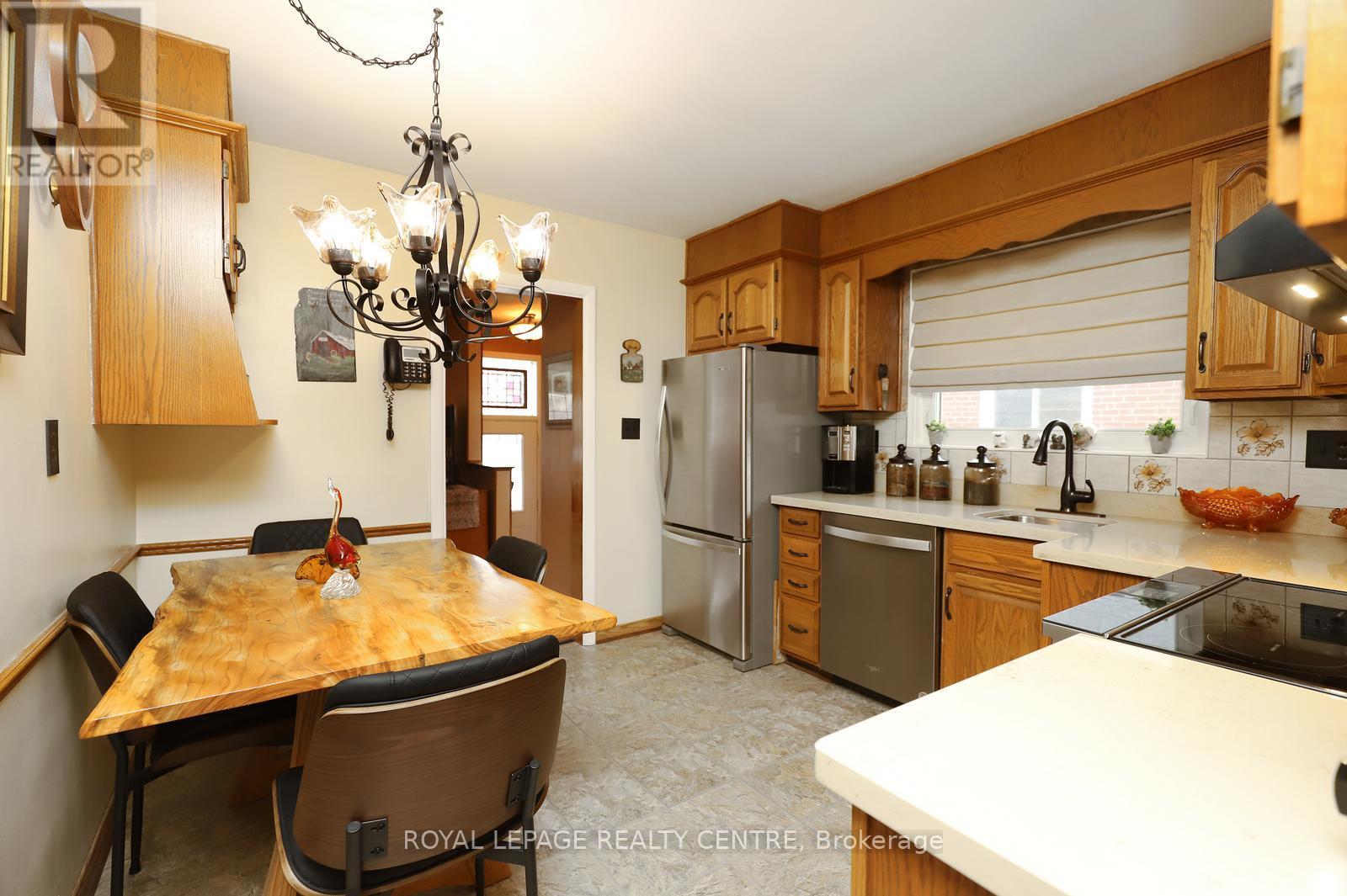 3638 Anniversary Road, Mississauga, Ontario  L5C 2G1 - Photo 5 - W12979144