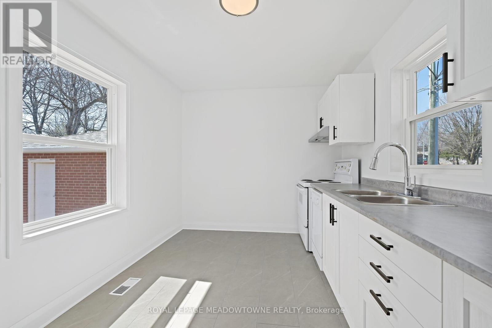 3 Bard Lane, Halton Hills, Ontario  L7G 2M6 - Photo 11 - W12979178