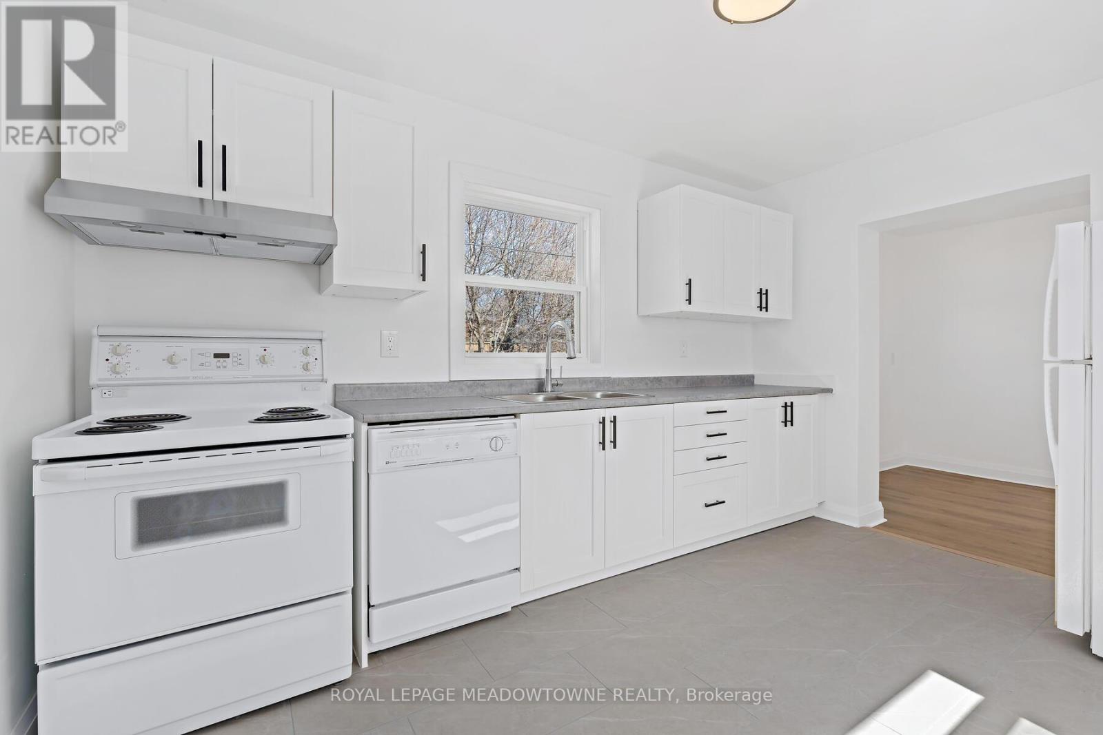 3 Bard Lane, Halton Hills, Ontario  L7G 2M6 - Photo 12 - W12979178