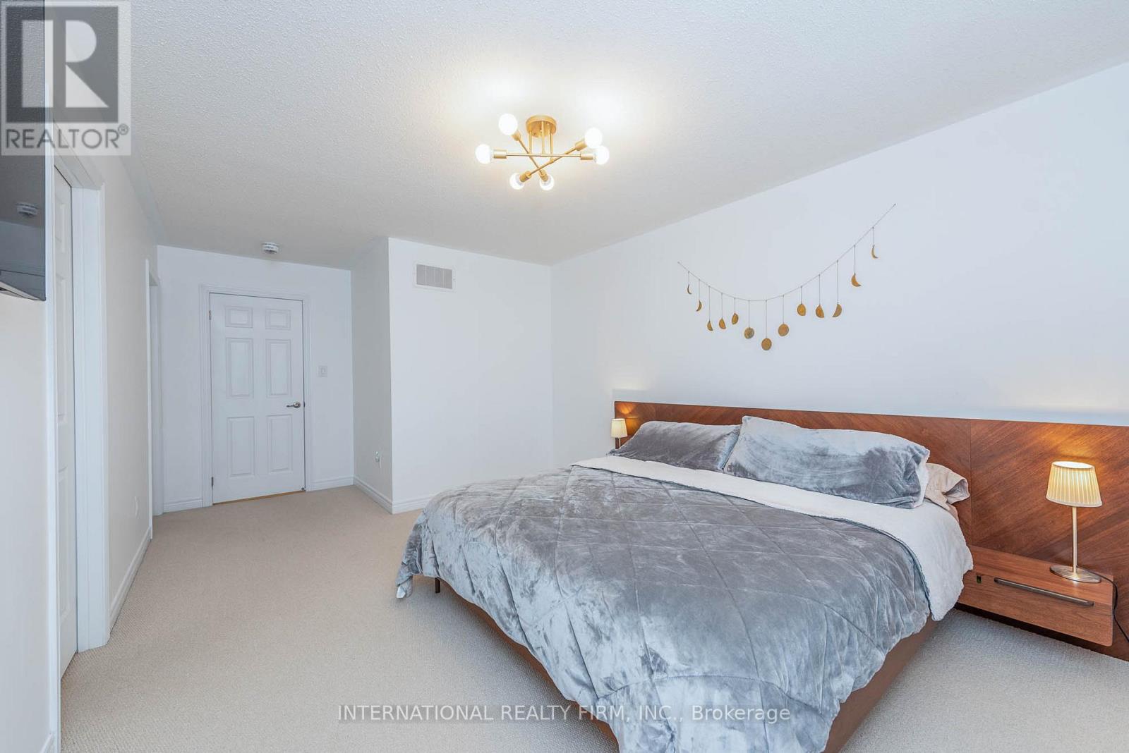 99 Huguenot Road, Oakville, Ontario  L6H 0M3 - Photo 11 - W12979190