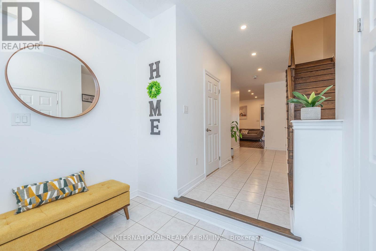 99 Huguenot Road, Oakville, Ontario  L6H 0M3 - Photo 4 - W12979190