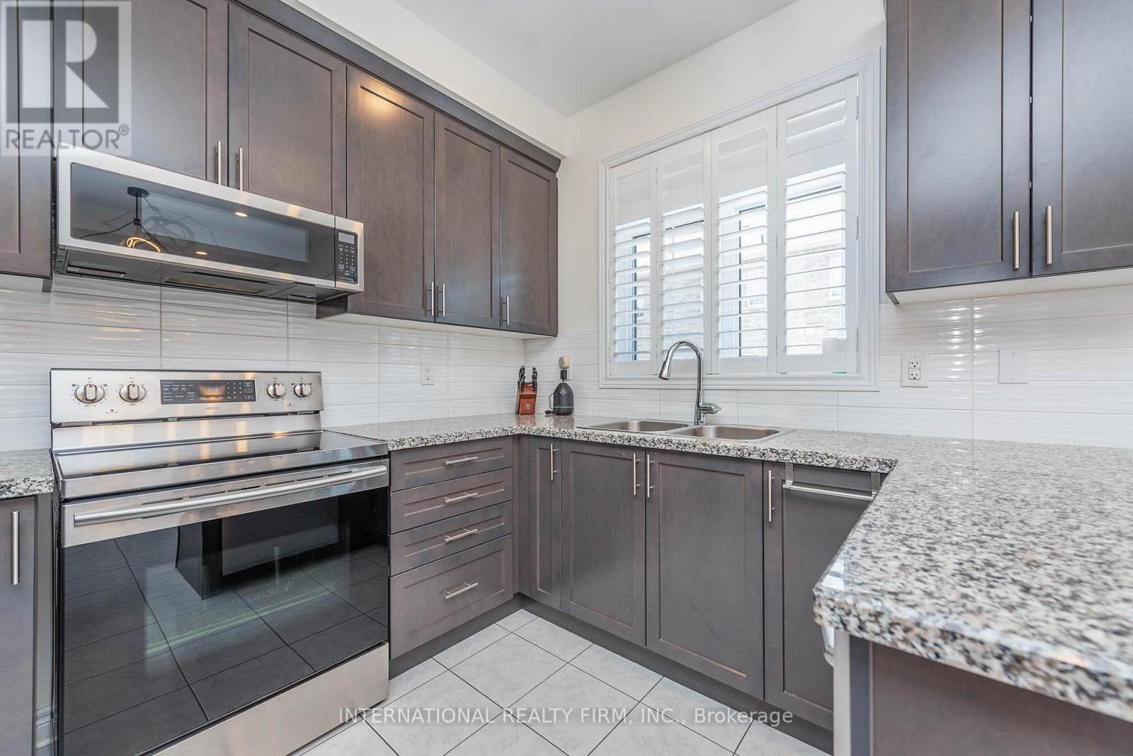 99 Huguenot Road, Oakville, Ontario  L6H 0M3 - Photo 8 - W12979190