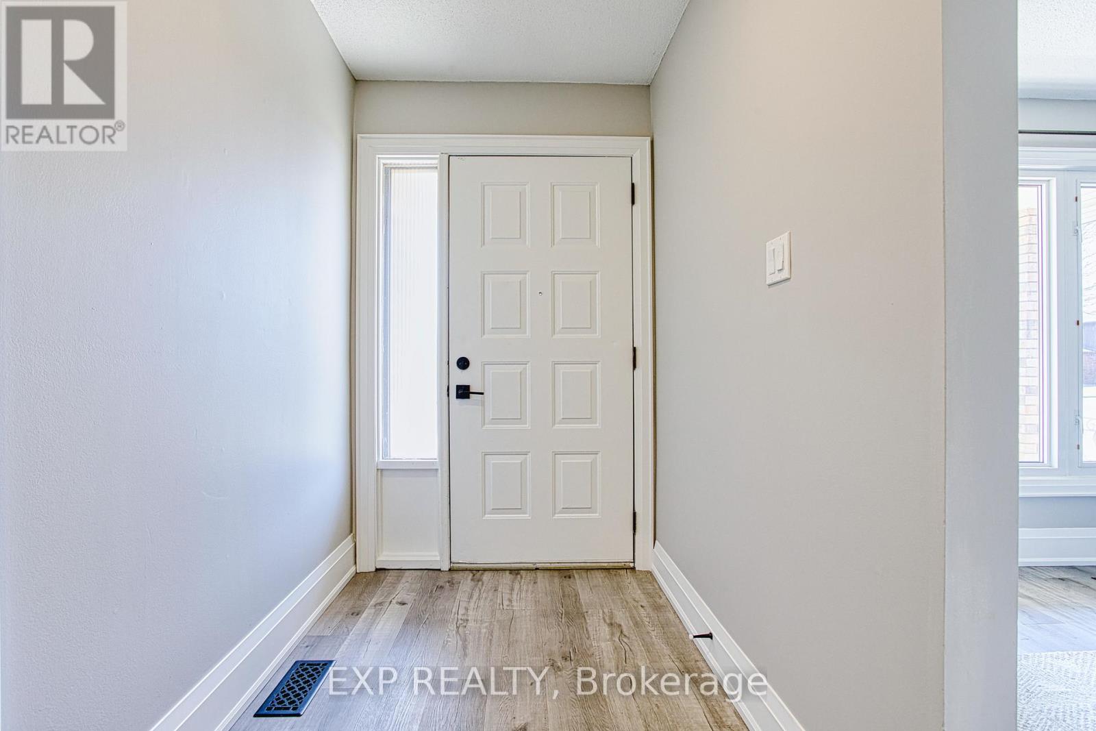 4 Colgate Court, Hamilton, Ontario  L9C 6Z6 - Photo 4 - X12978998