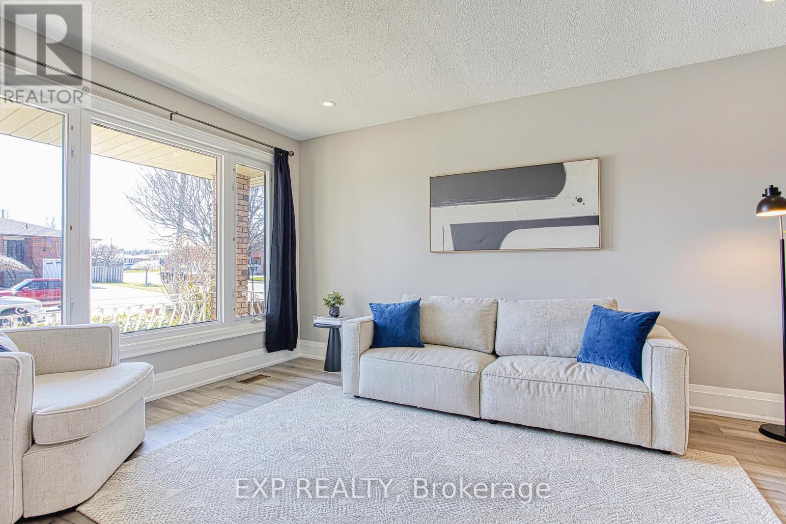 4 Colgate Court, Hamilton, Ontario  L9C 6Z6 - Photo 5 - X12978998