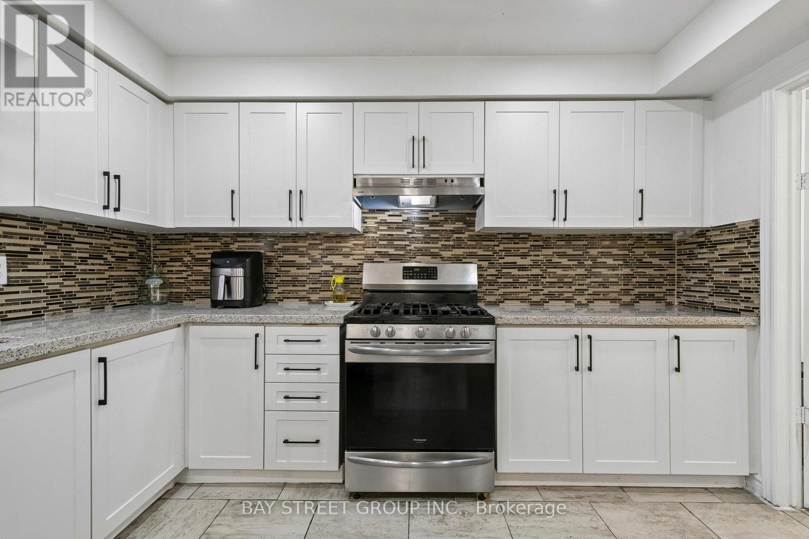 3307 Charlebrook Court, Mississauga, Ontario  L5L 5B5 - Photo 12 - W12978490