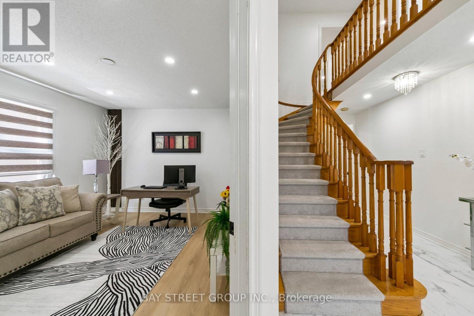 3307 Charlebrook Court, Mississauga, Ontario  L5L 5B5 - Photo 8 - W12978490