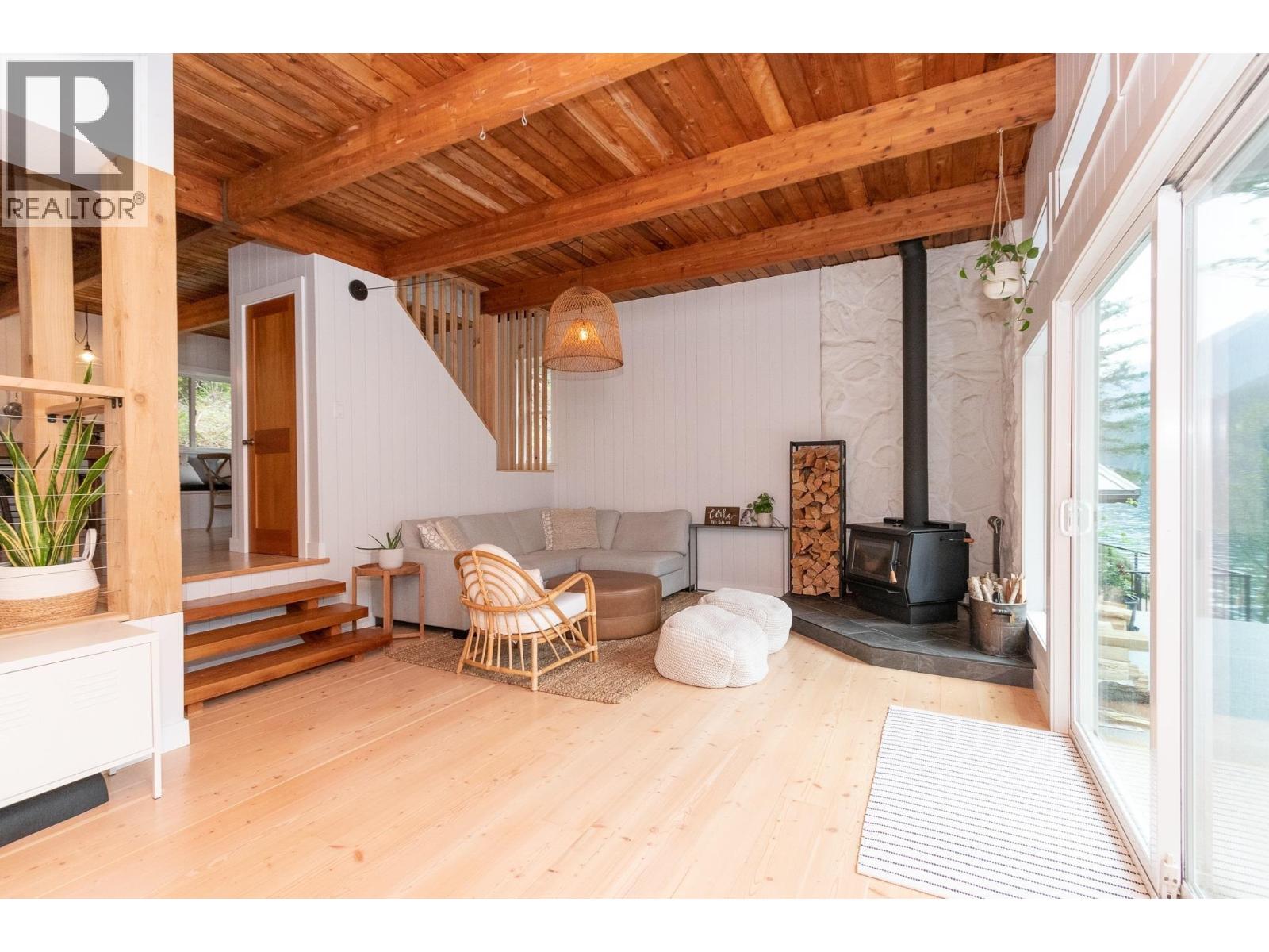 2937 Panorama Drive, North Vancouver, British Columbia  V7G 2A4 - Photo 3 - R3108653