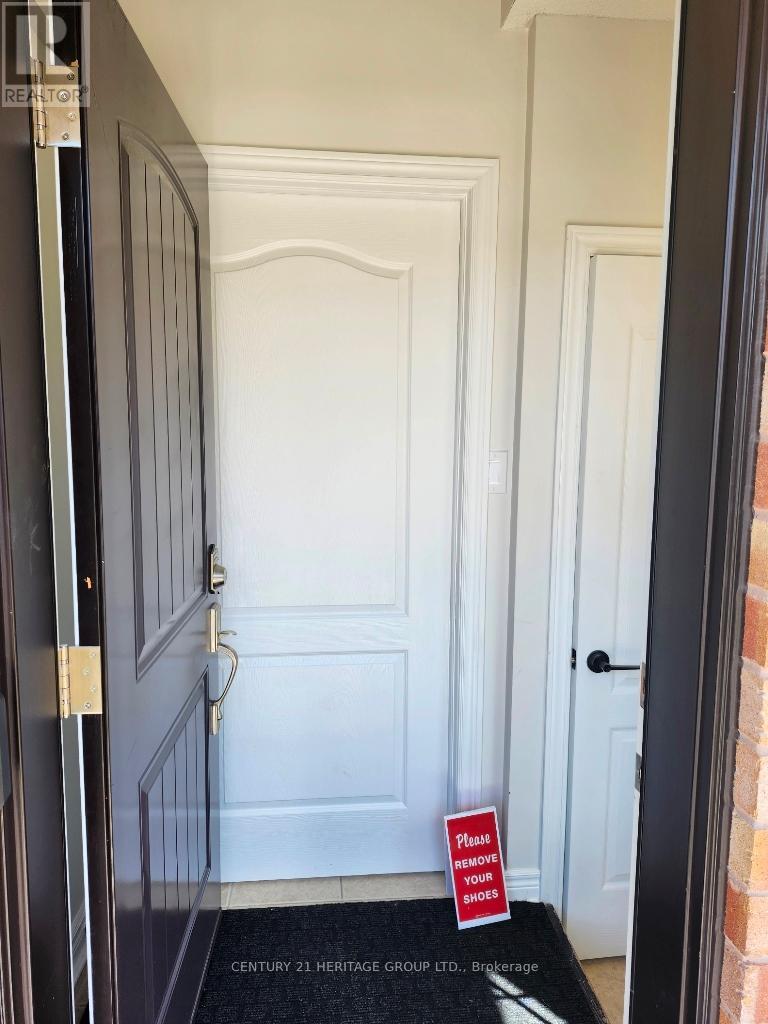 54 Gail Parks Crescent, Newmarket, Ontario  L3X 3B9 - Photo 4 - N12979342