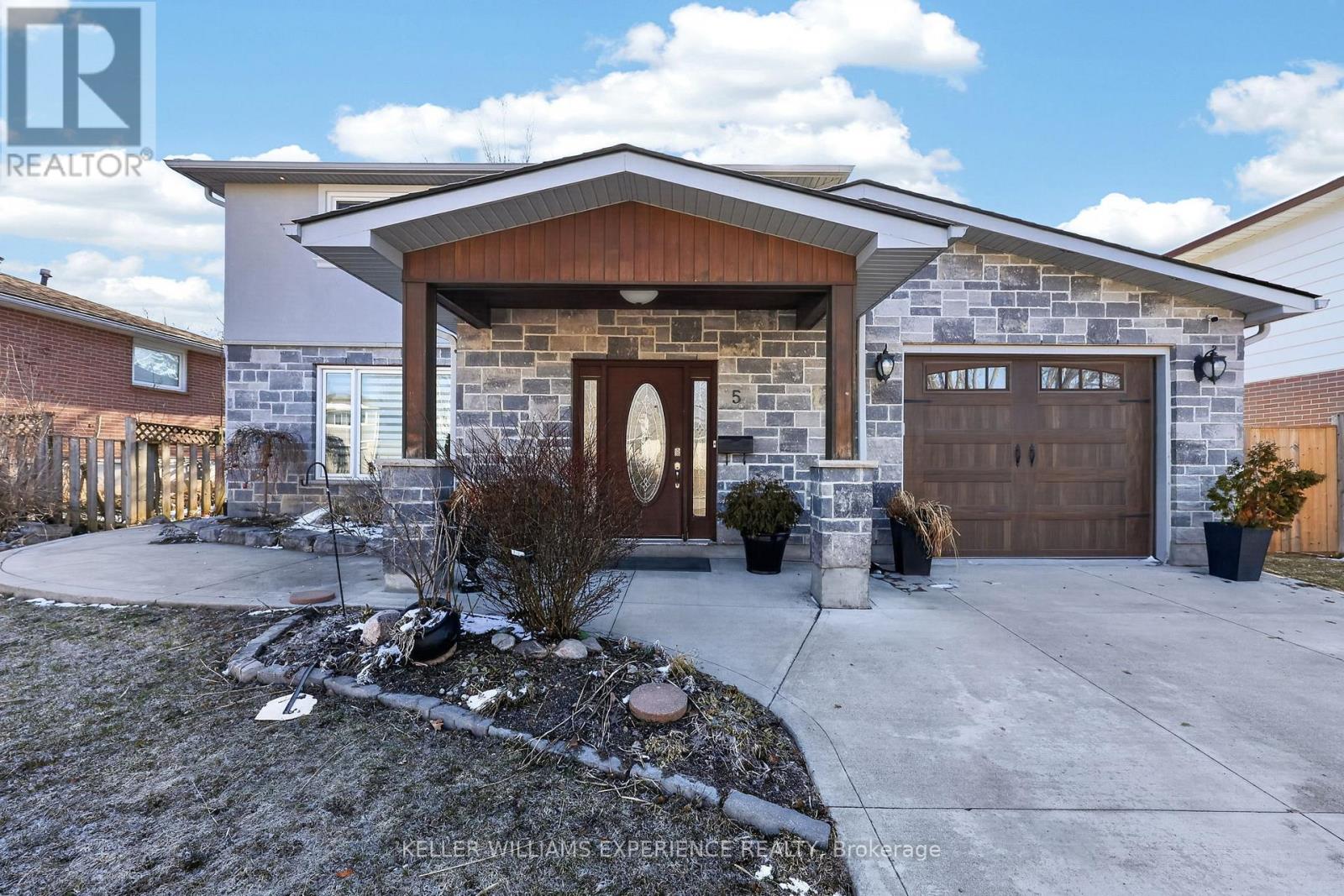 5 Jills Court, Barrie (Grove East), Ontario  L4M 4L6 - Photo 2 - S12979346