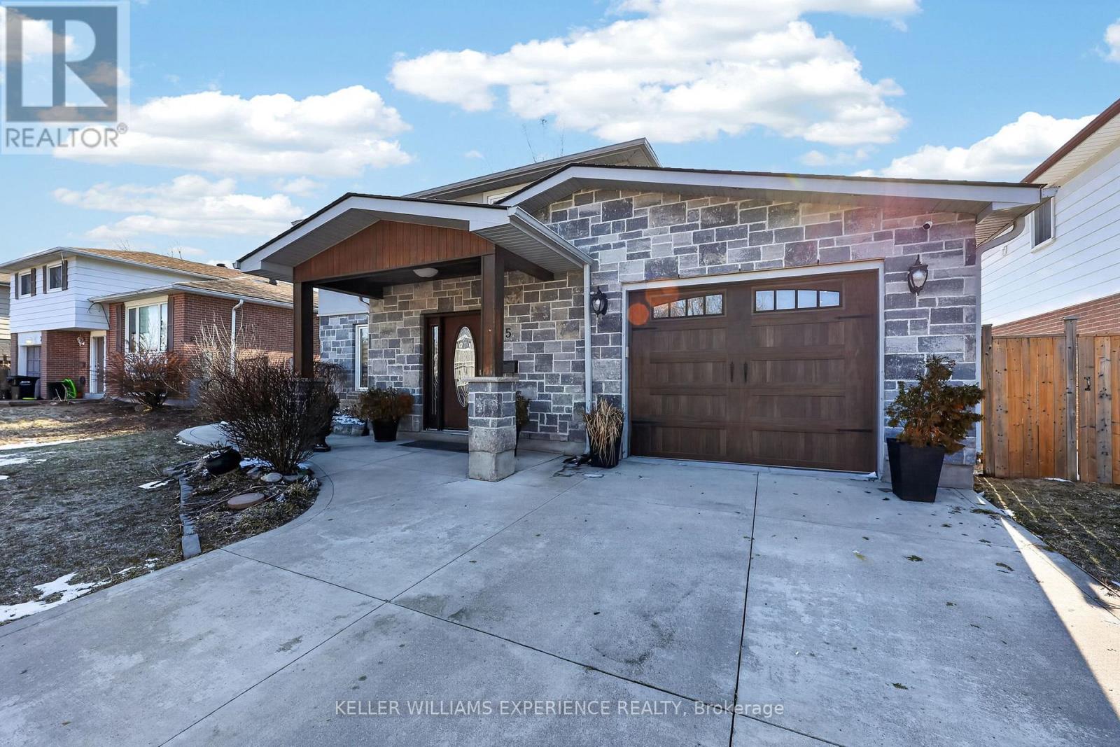 5 Jills Court, Barrie (Grove East), Ontario  L4M 4L6 - Photo 4 - S12979346