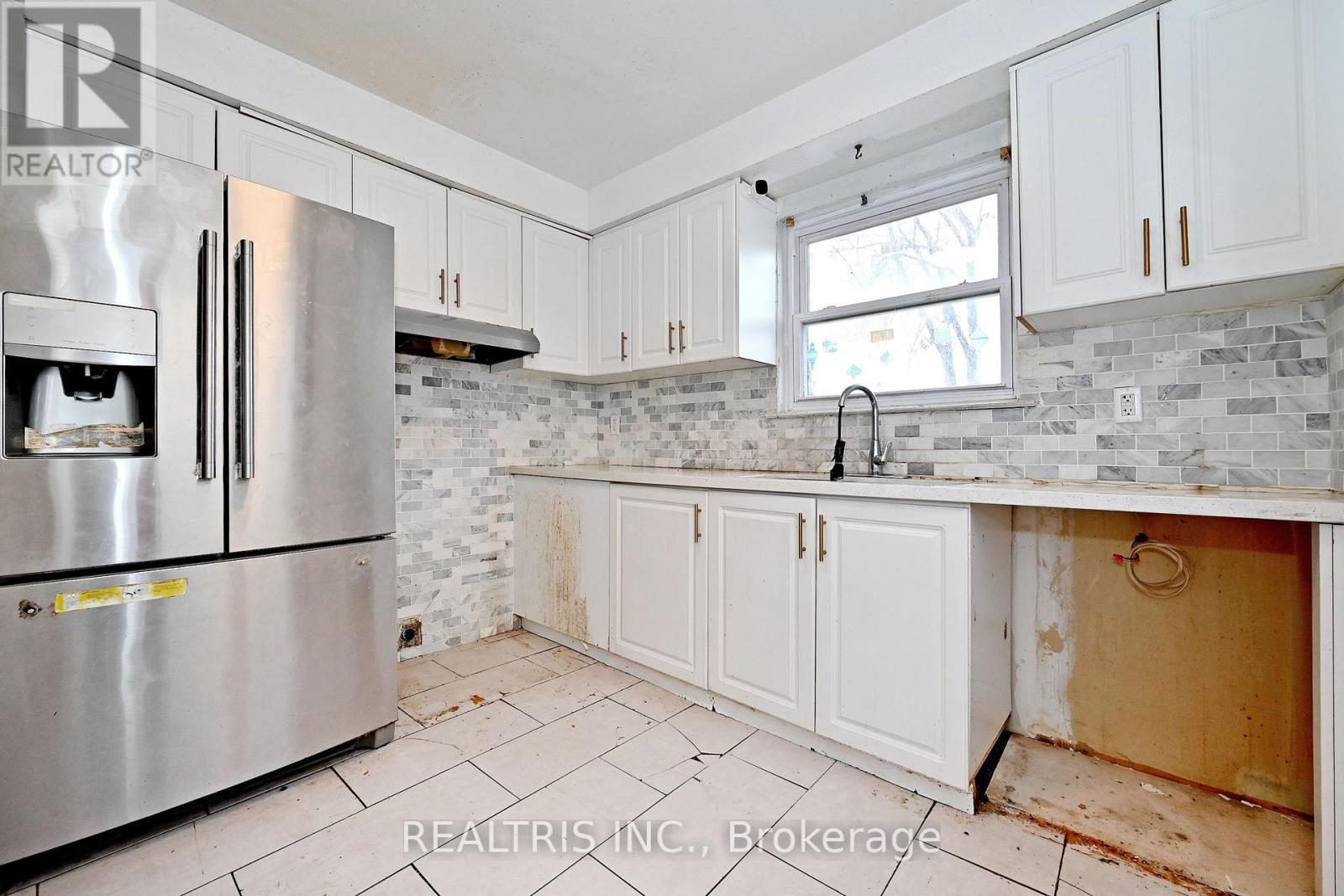 116 Sutherland Avenue, Brampton, Ontario  L6V 2H7 - Photo 11 - W12979260