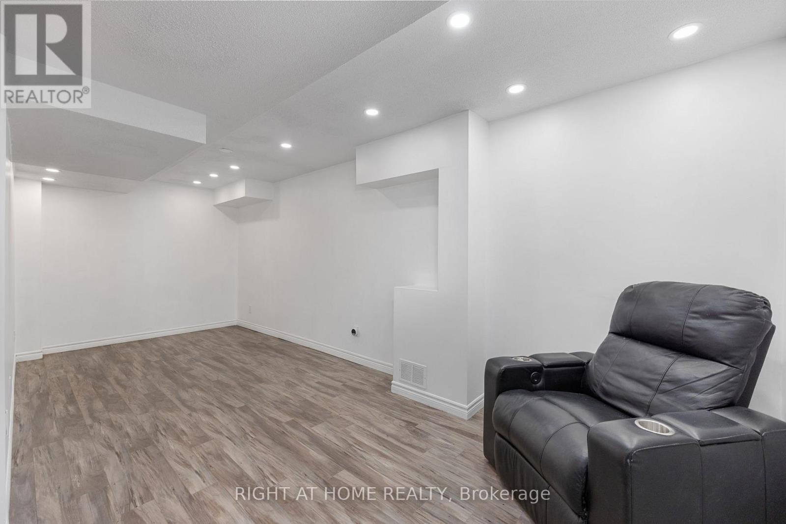 100 - 2350 Grand Ravine Drive, Oakville, Ontario  L6H 6E2 - Photo 20 - W12979314