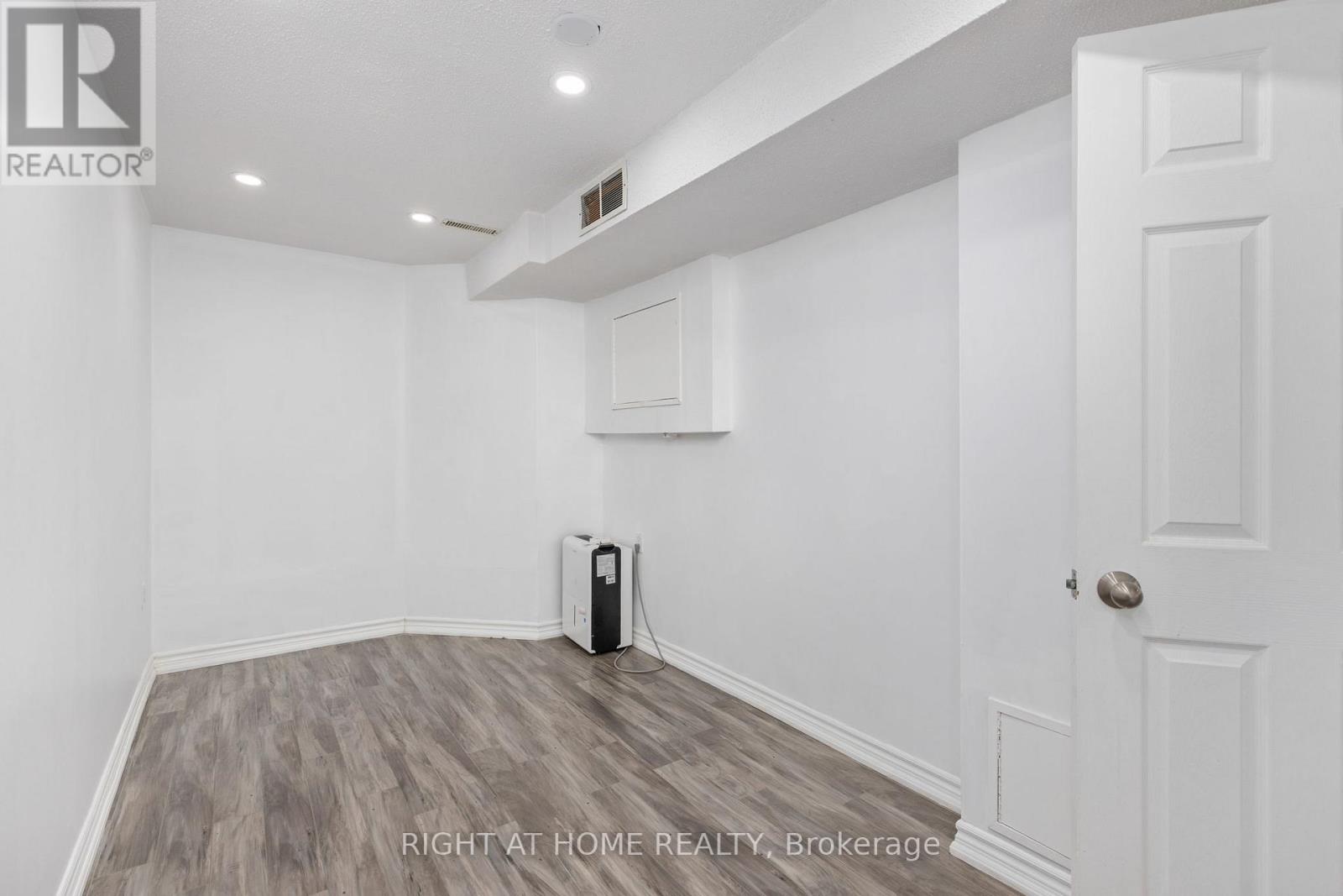 100 - 2350 Grand Ravine Drive, Oakville, Ontario  L6H 6E2 - Photo 23 - W12979314