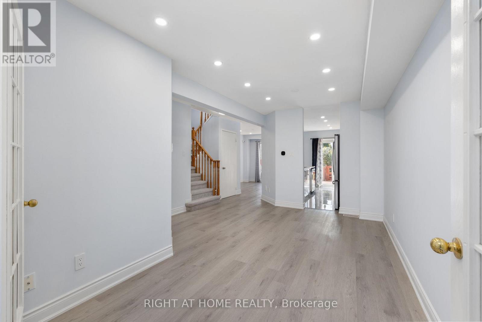 100 - 2350 Grand Ravine Drive, Oakville, Ontario  L6H 6E2 - Photo 4 - W12979314