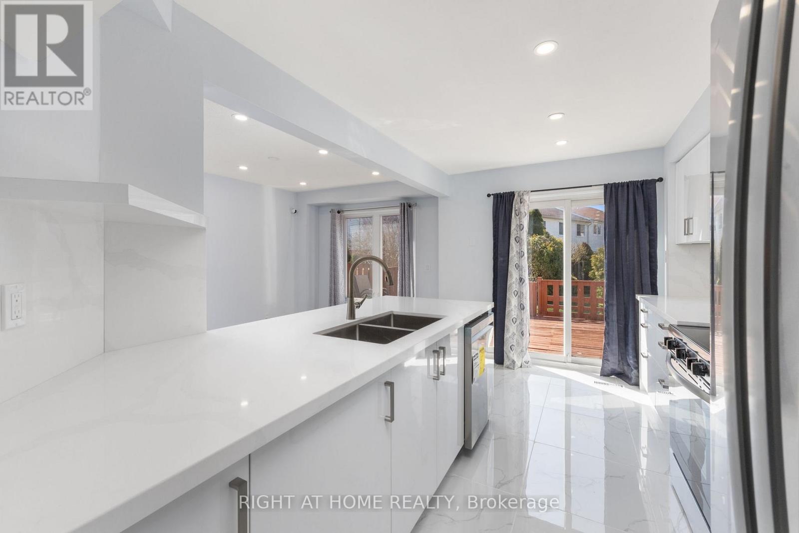 100 - 2350 Grand Ravine Drive, Oakville, Ontario  L6H 6E2 - Photo 6 - W12979314