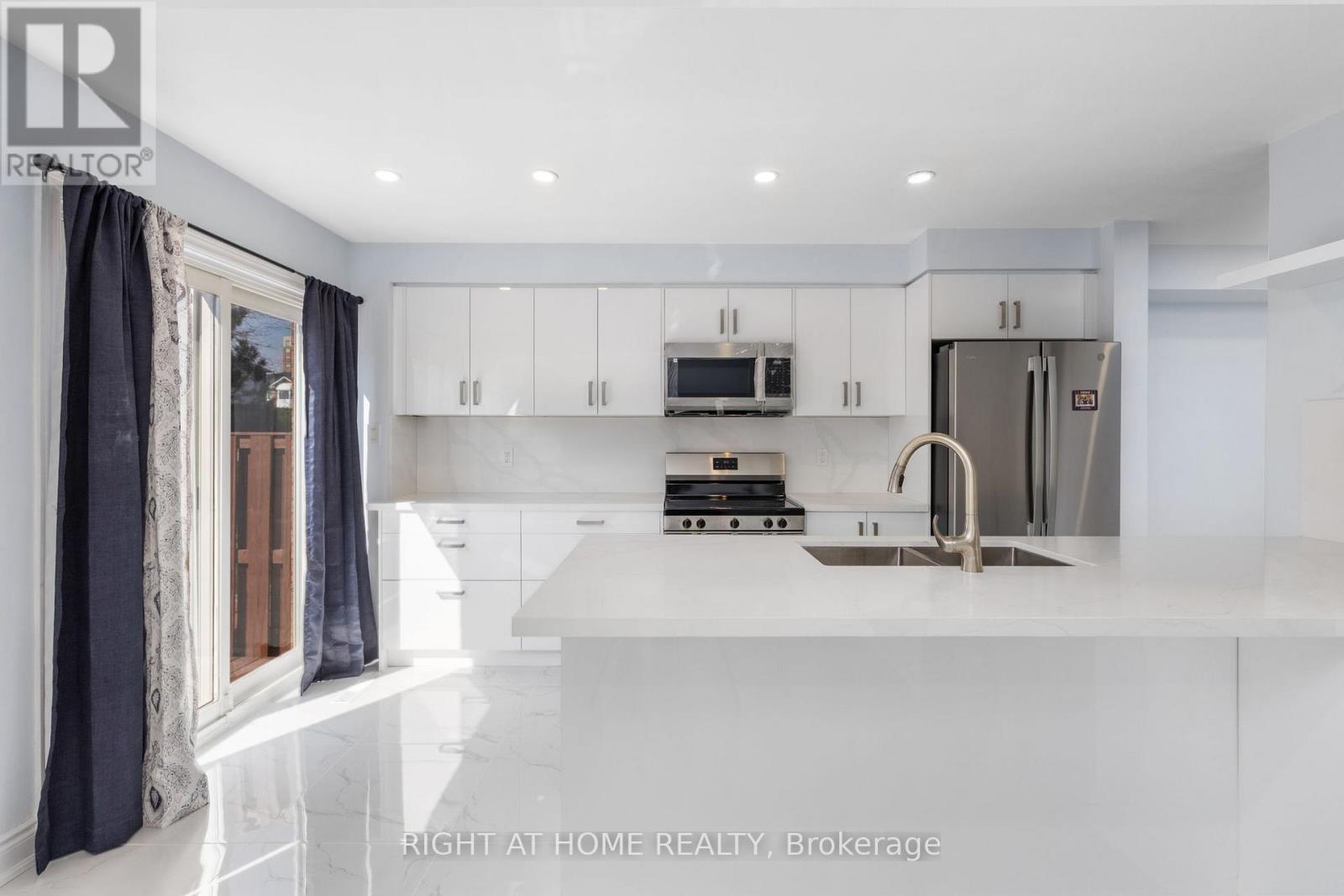 100 - 2350 Grand Ravine Drive, Oakville, Ontario  L6H 6E2 - Photo 9 - W12979314