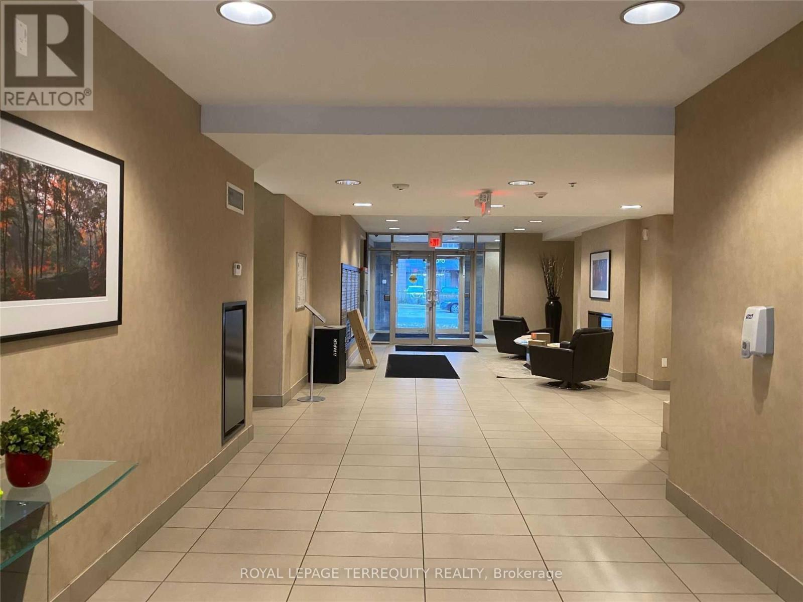 210 - 5317 Upper Middle Road, Burlington, Ontario  L7L 0G8 - Photo 2 - W12979326