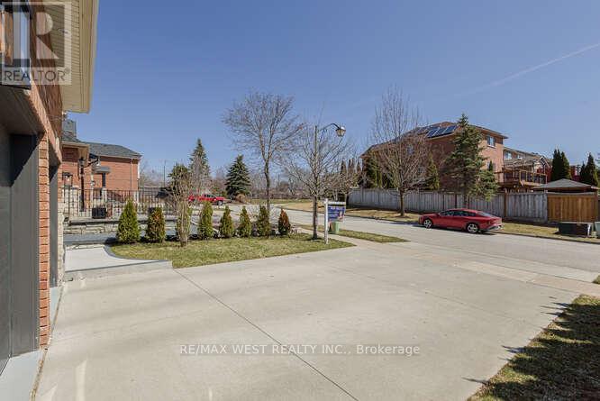 6 Gray Park Drive, Caledon, Ontario  L7E 2N3 - Photo 3 - W12971336