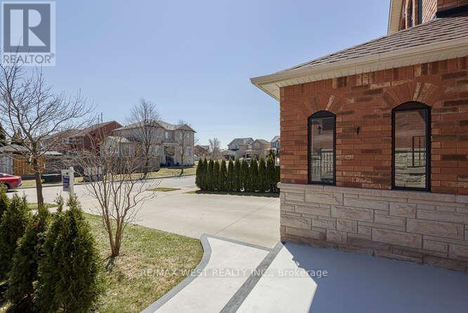 6 Gray Park Drive, Caledon, Ontario  L7E 2N3 - Photo 4 - W12971336