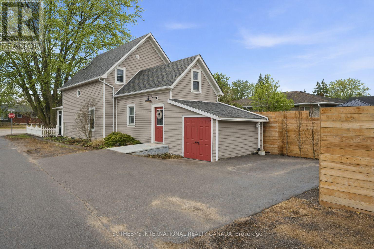 35 Lake Street, Prince Edward County (Picton Ward), Ontario  K0K 2T0 - Photo 2 - X12979284