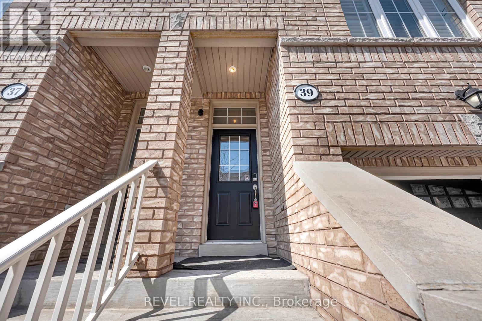 39 Martinworth Lane, Ajax, Ontario  L1Z 0L1 - Photo 4 - E12976578