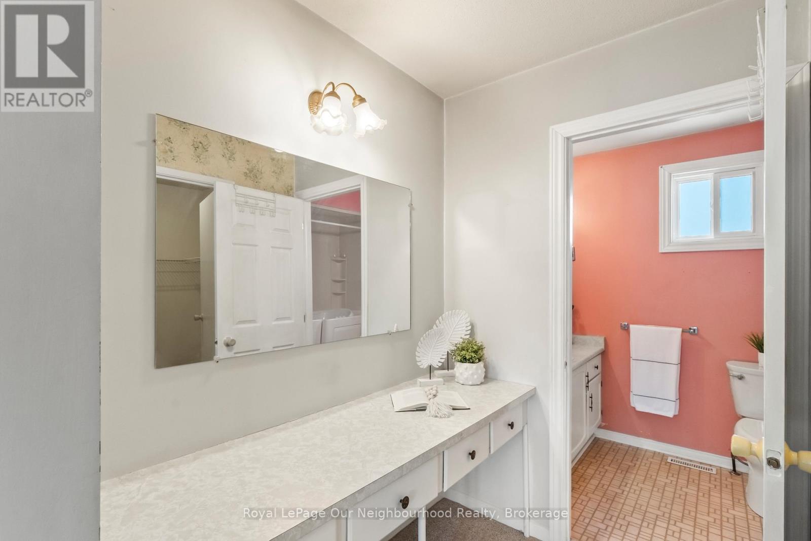 94 Howlett Avenue, Newmarket, Ontario  L3Y 5S5 - Photo 10 - N12979486