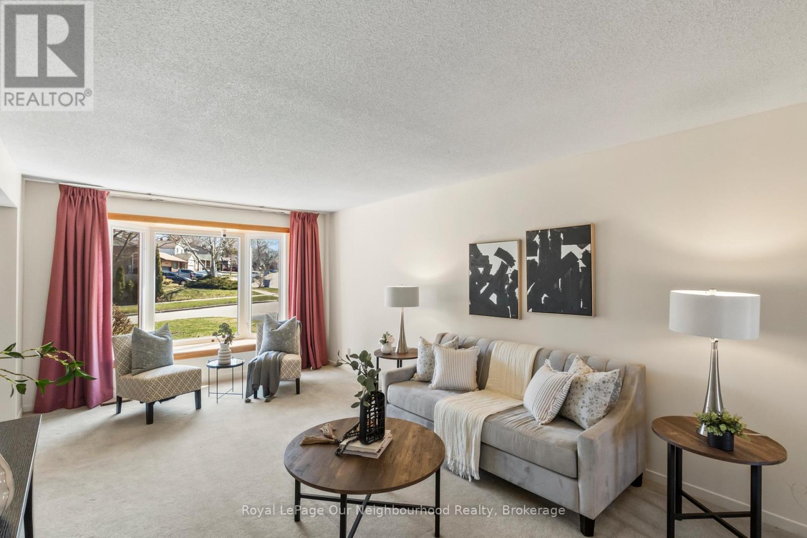 94 Howlett Avenue, Newmarket, Ontario  L3Y 5S5 - Photo 3 - N12979486