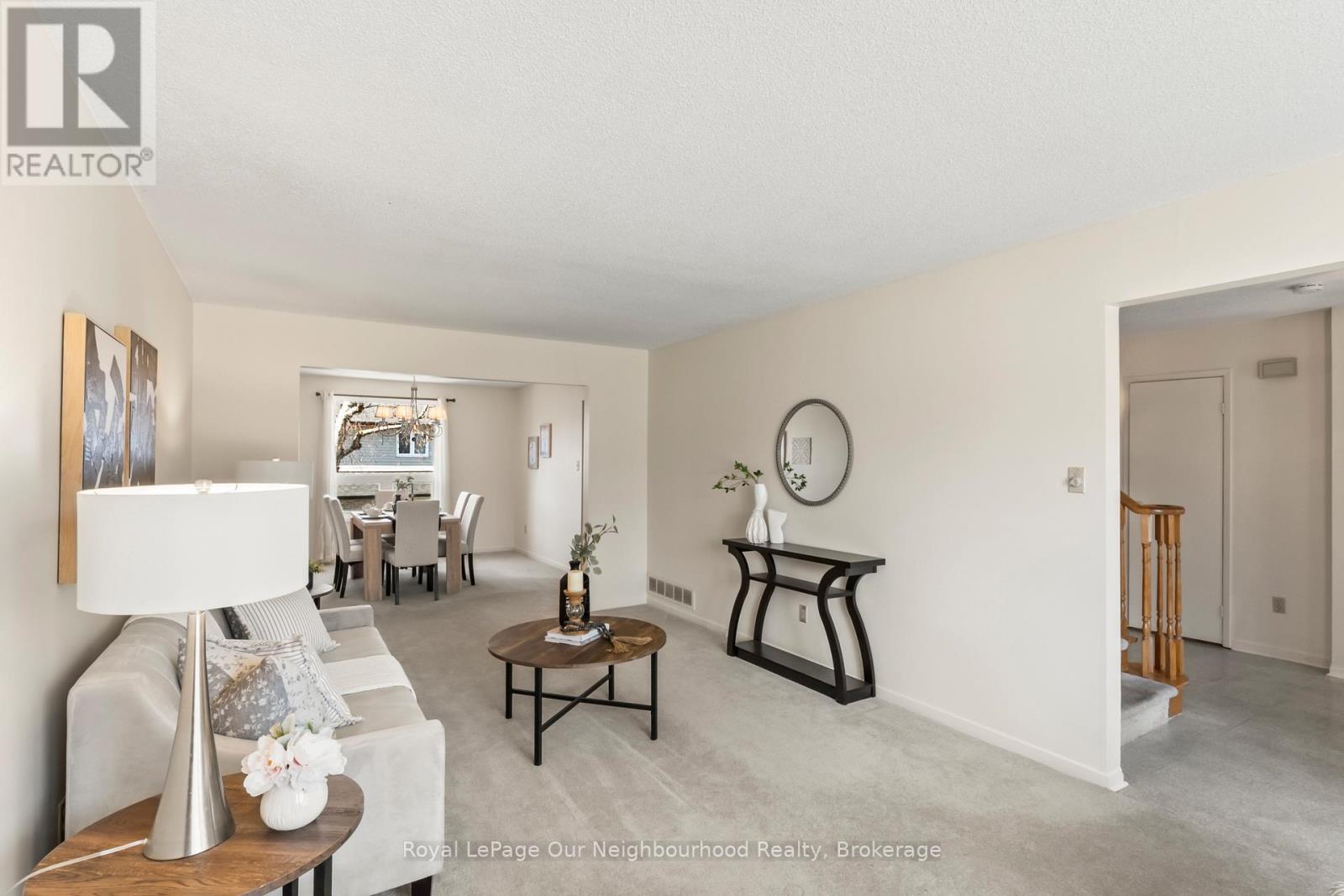 94 Howlett Avenue, Newmarket, Ontario  L3Y 5S5 - Photo 4 - N12979486