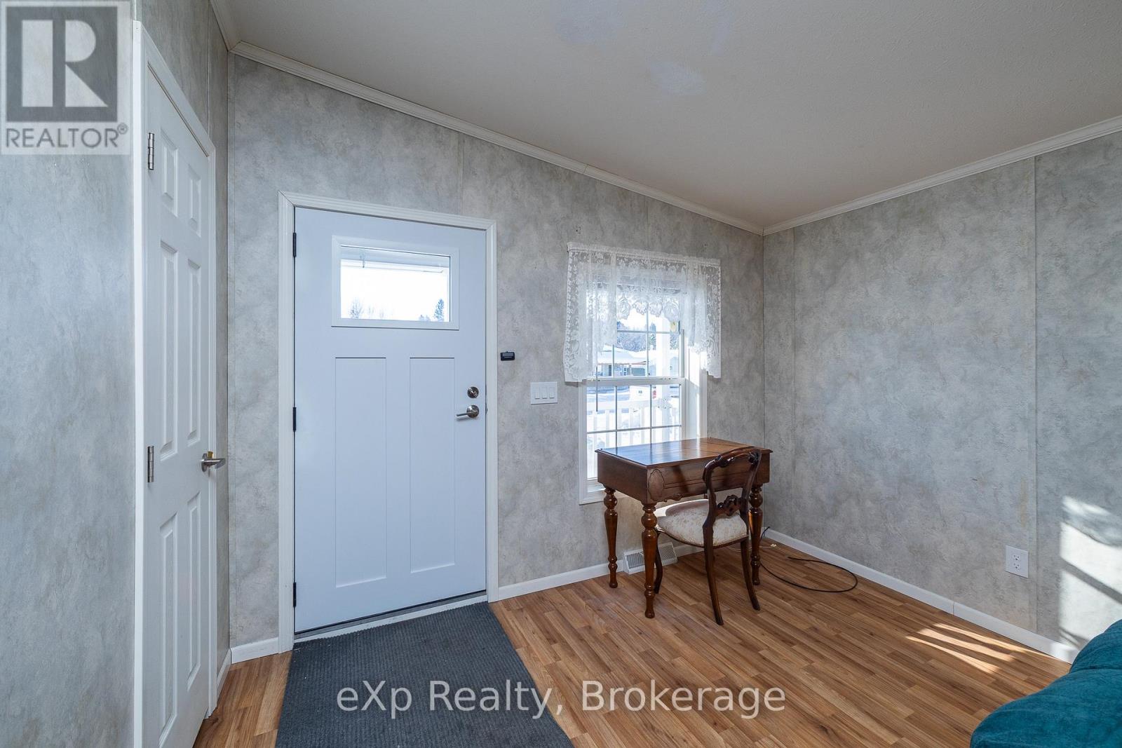 110 Rosewood Drive, Georgian Bluffs, Ontario  N4K 5N5 - Photo 4 - X12979524