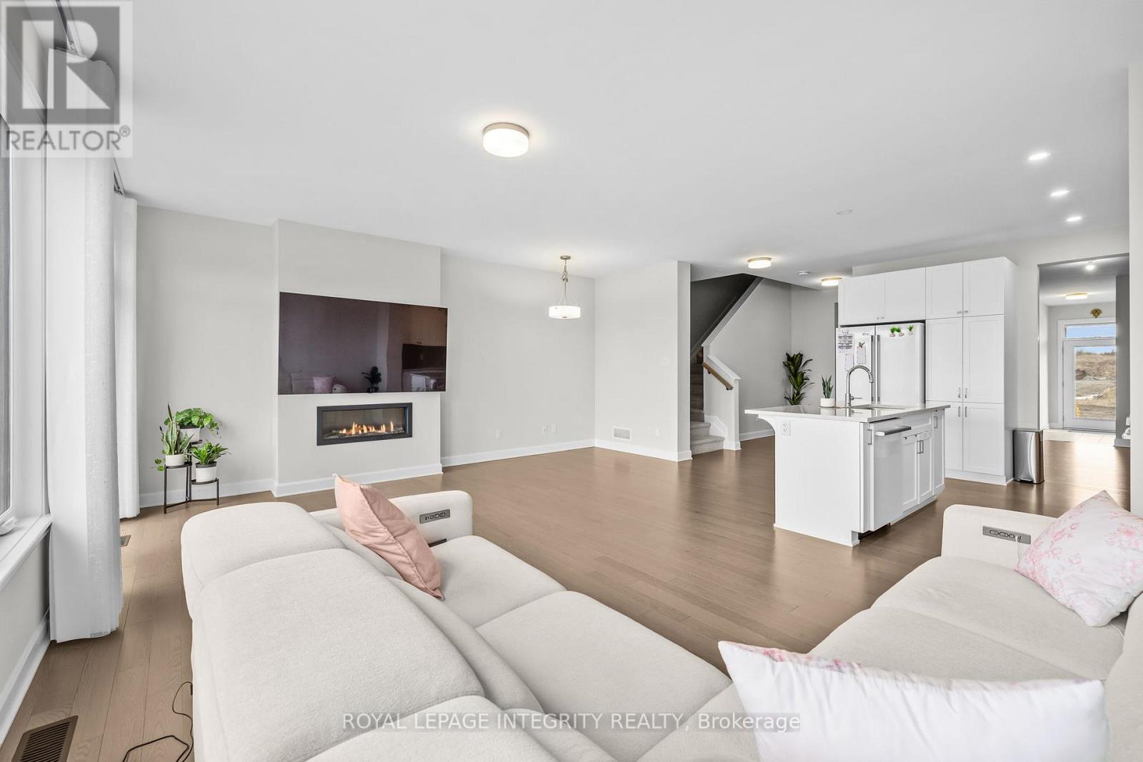 1081 Cope Drive, Ottawa, Ontario  K2S 2B5 - Photo 8 - X12979388