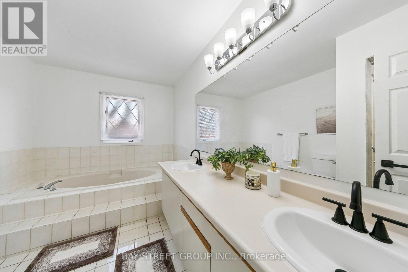 3307 Charlebrook Court, Mississauga, Ontario  L5L 5B5 - Photo 29 - W12978490