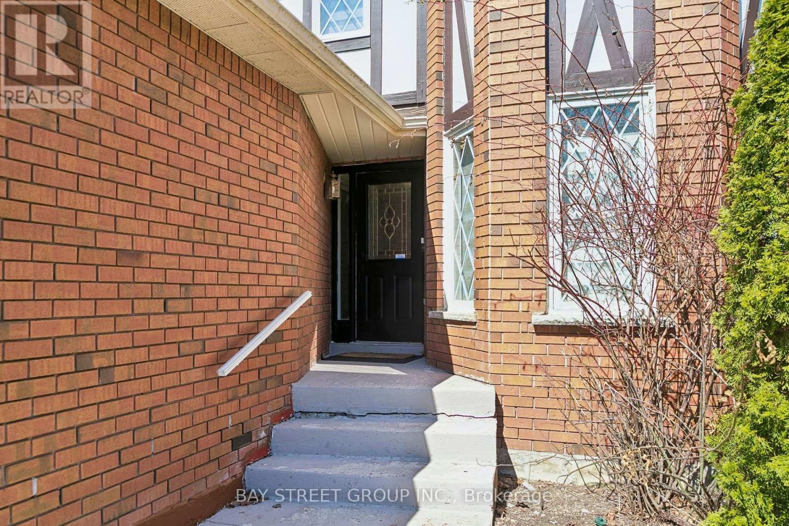 3307 Charlebrook Court, Mississauga, Ontario  L5L 5B5 - Photo 5 - W12978490