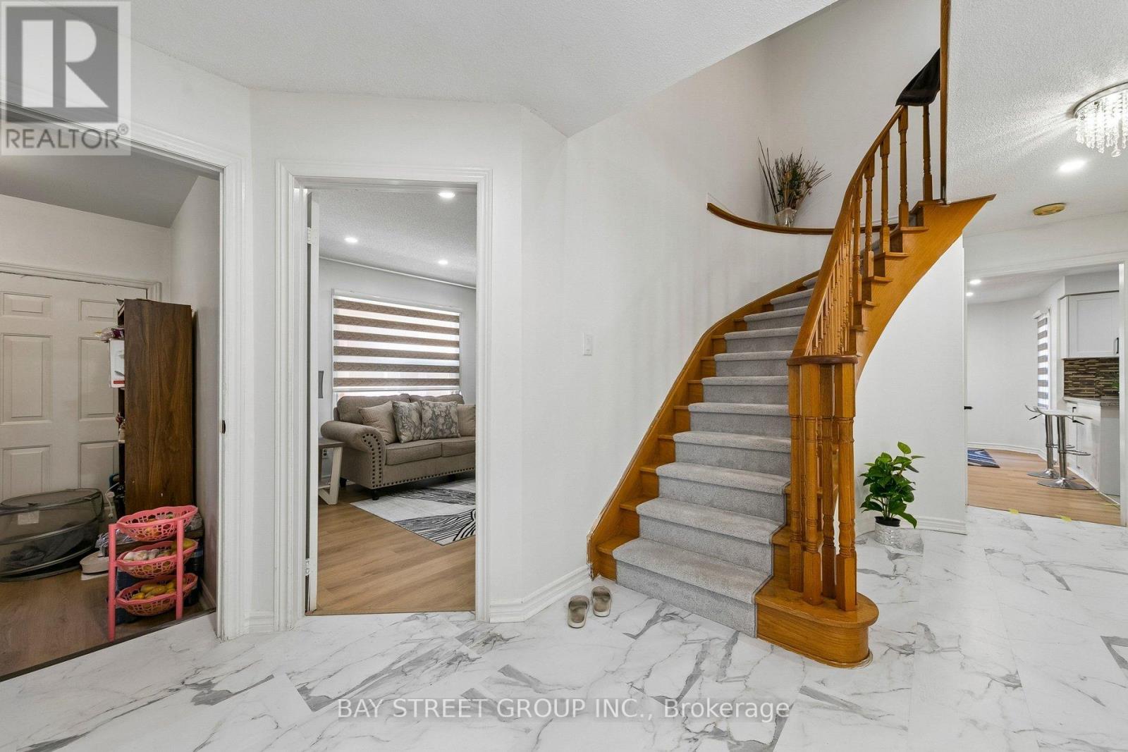 3307 Charlebrook Court, Mississauga, Ontario  L5L 5B5 - Photo 6 - W12978490