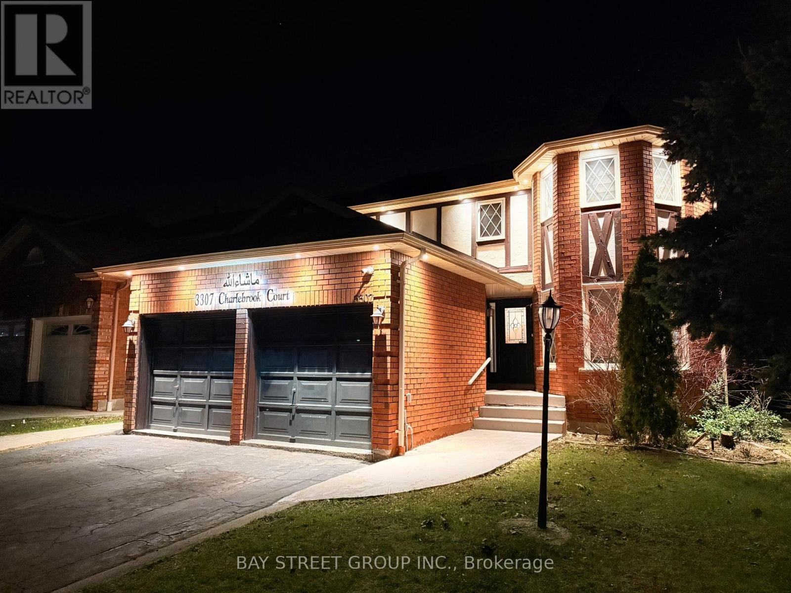 3307 Charlebrook Court, Mississauga, Ontario  L5L 5B5 - Photo 4 - W12978490