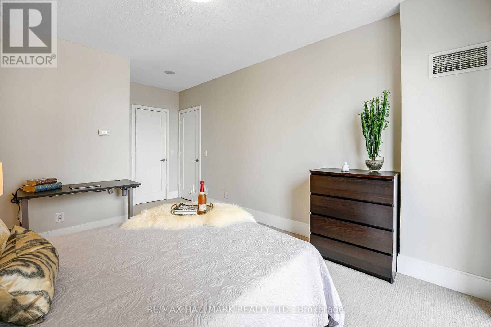 1621 - 70 Roehampton Avenue, Toronto, Ontario  M4P 1R2 - Photo 12 - C12979426