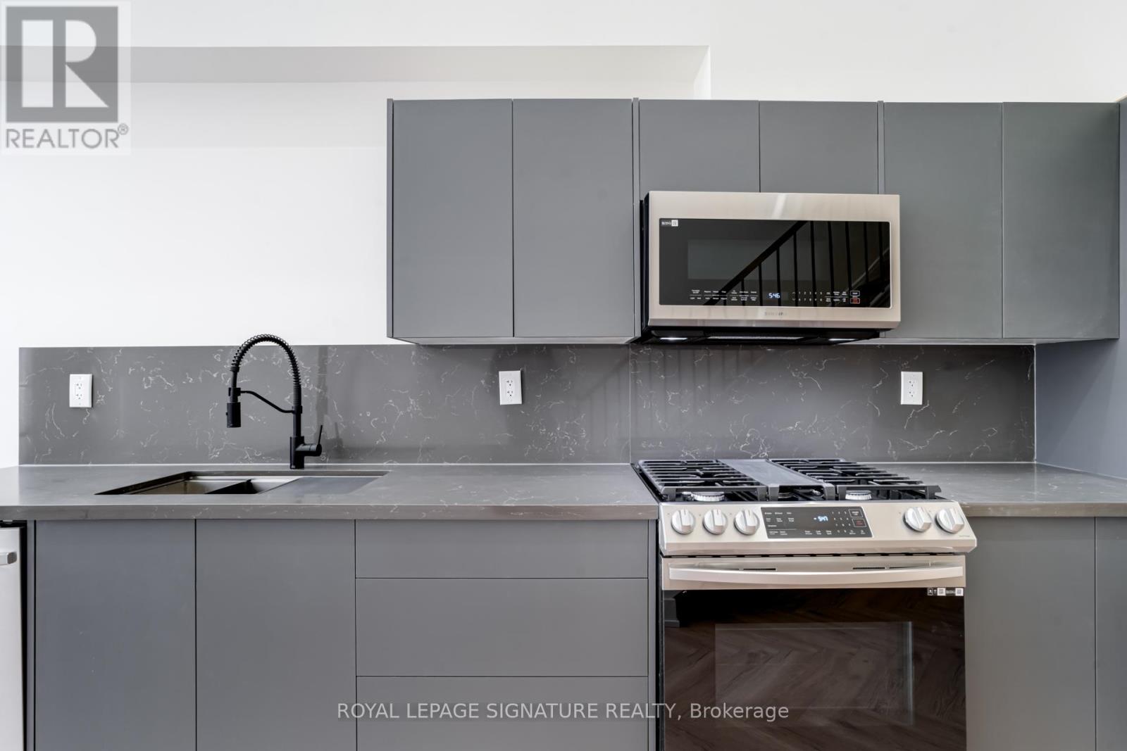 3 - 861 O'connor Drive, Toronto, Ontario  M4B 2S7 - Photo 6 - E12979554