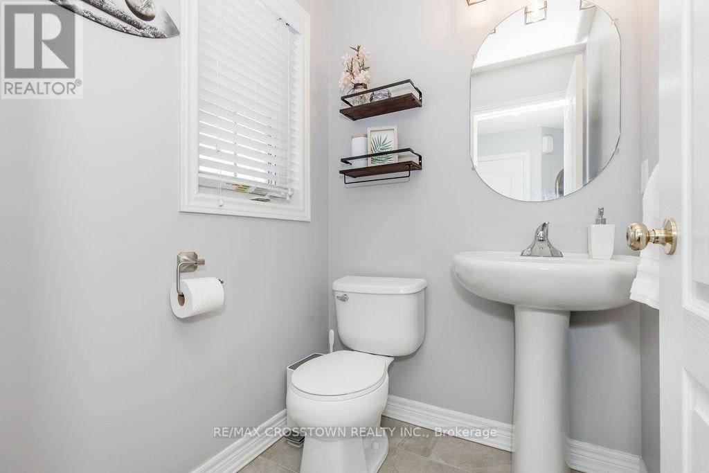 8 Brownley Lane, Essa, Ontario  L0M 1B0 - Photo 4 - N12979456