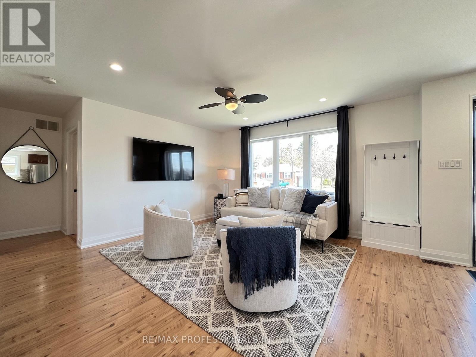 2504 Donnavale Drive, Mississauga, Ontario  L5A 2N1 - Photo 6 - W12974148