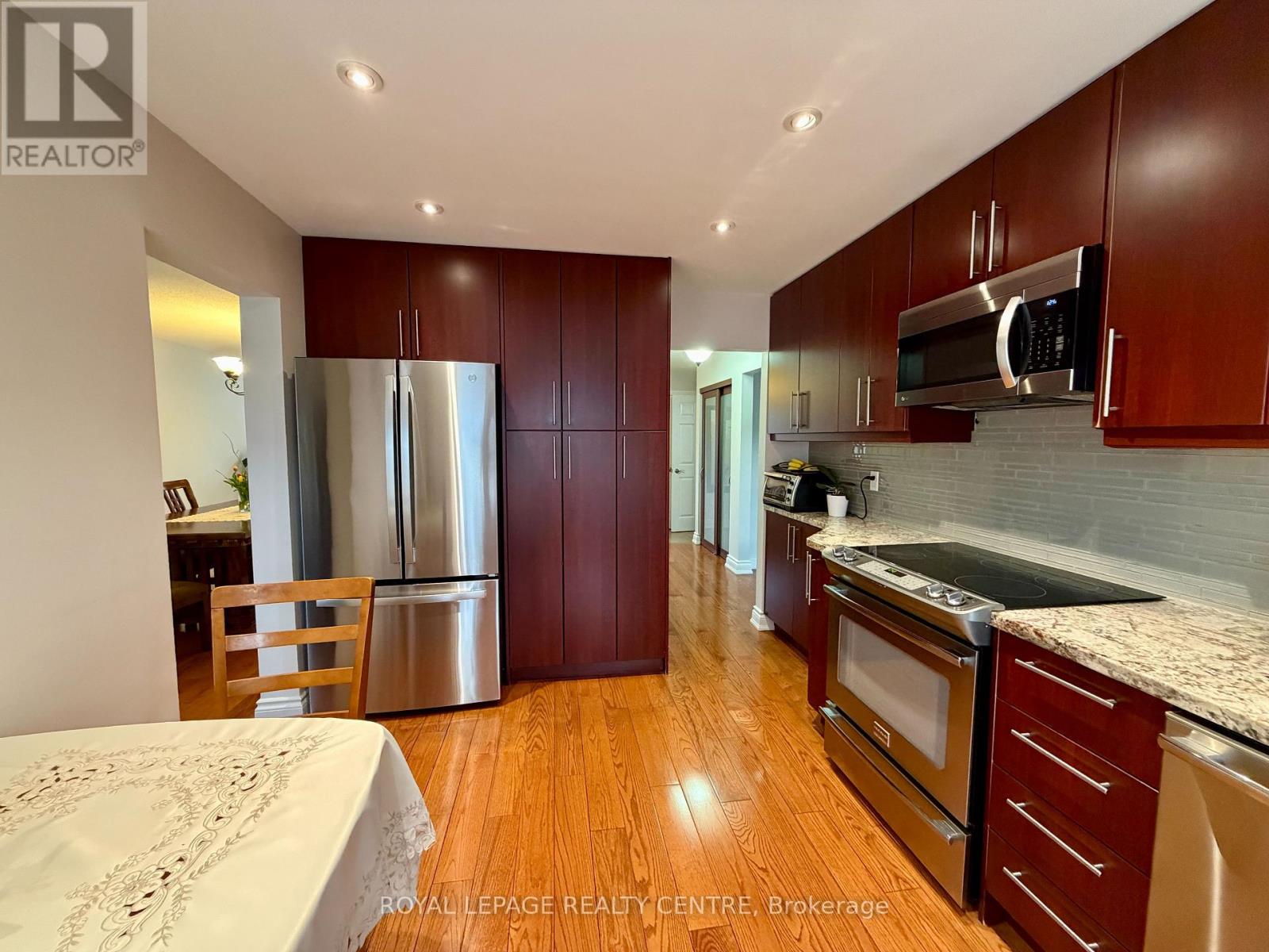 3026 Dalehurst Drive, Mississauga, Ontario  L5N 6M8 - Photo 3 - W12979396