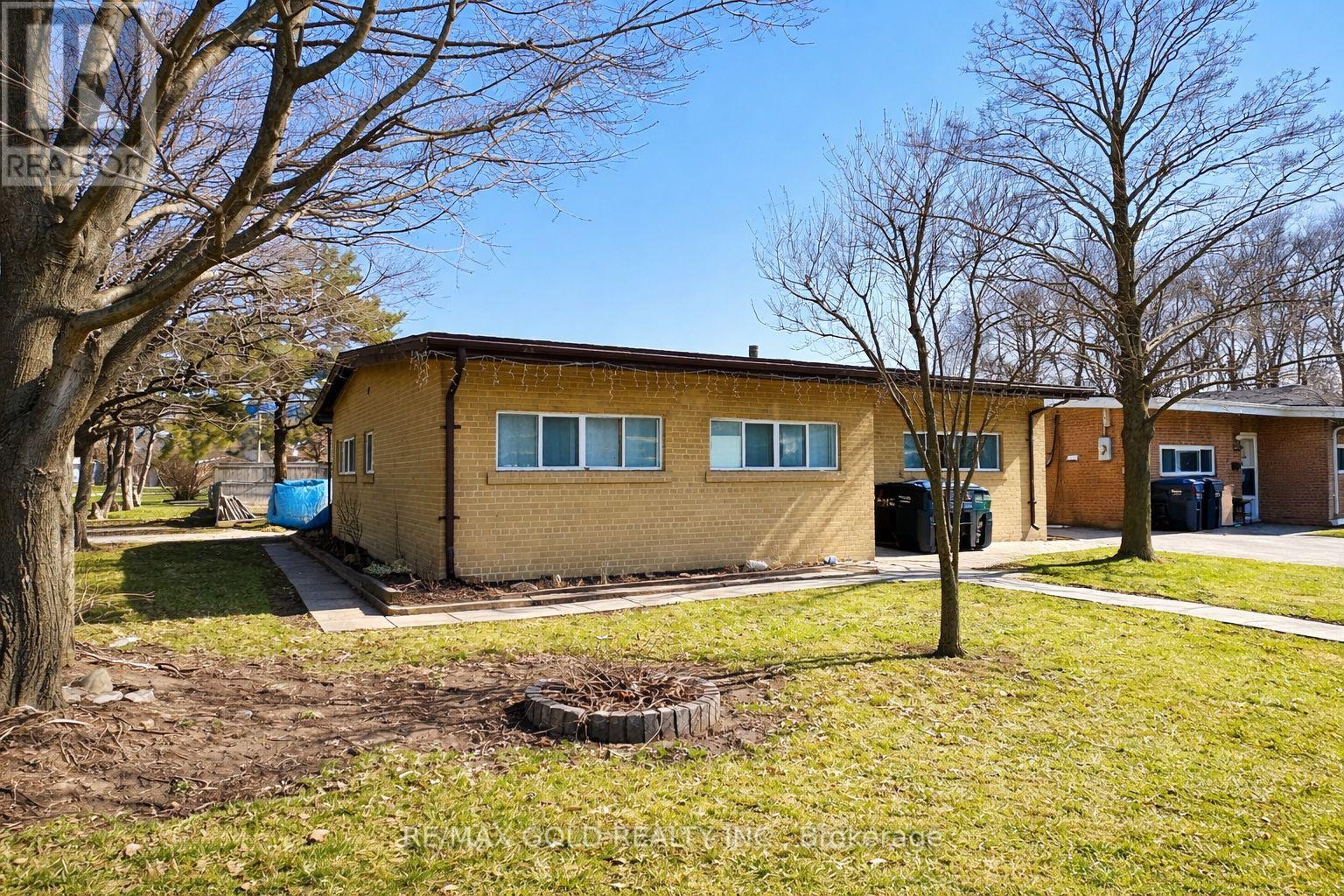 7681 Redstone Road, Mississauga, Ontario  L4T 2B7 - Photo 2 - W12979418