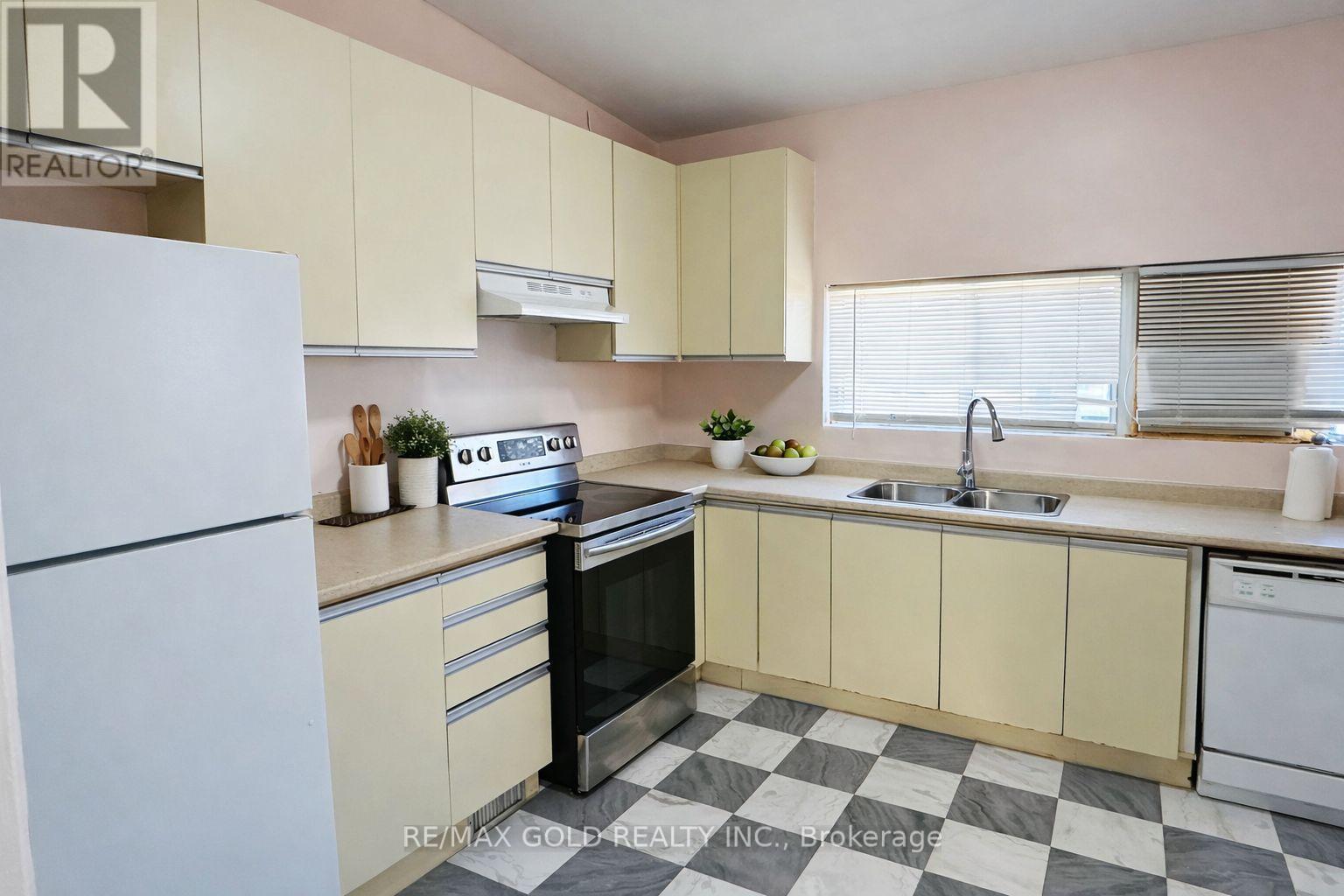 7681 Redstone Road, Mississauga, Ontario  L4T 2B7 - Photo 4 - W12979418