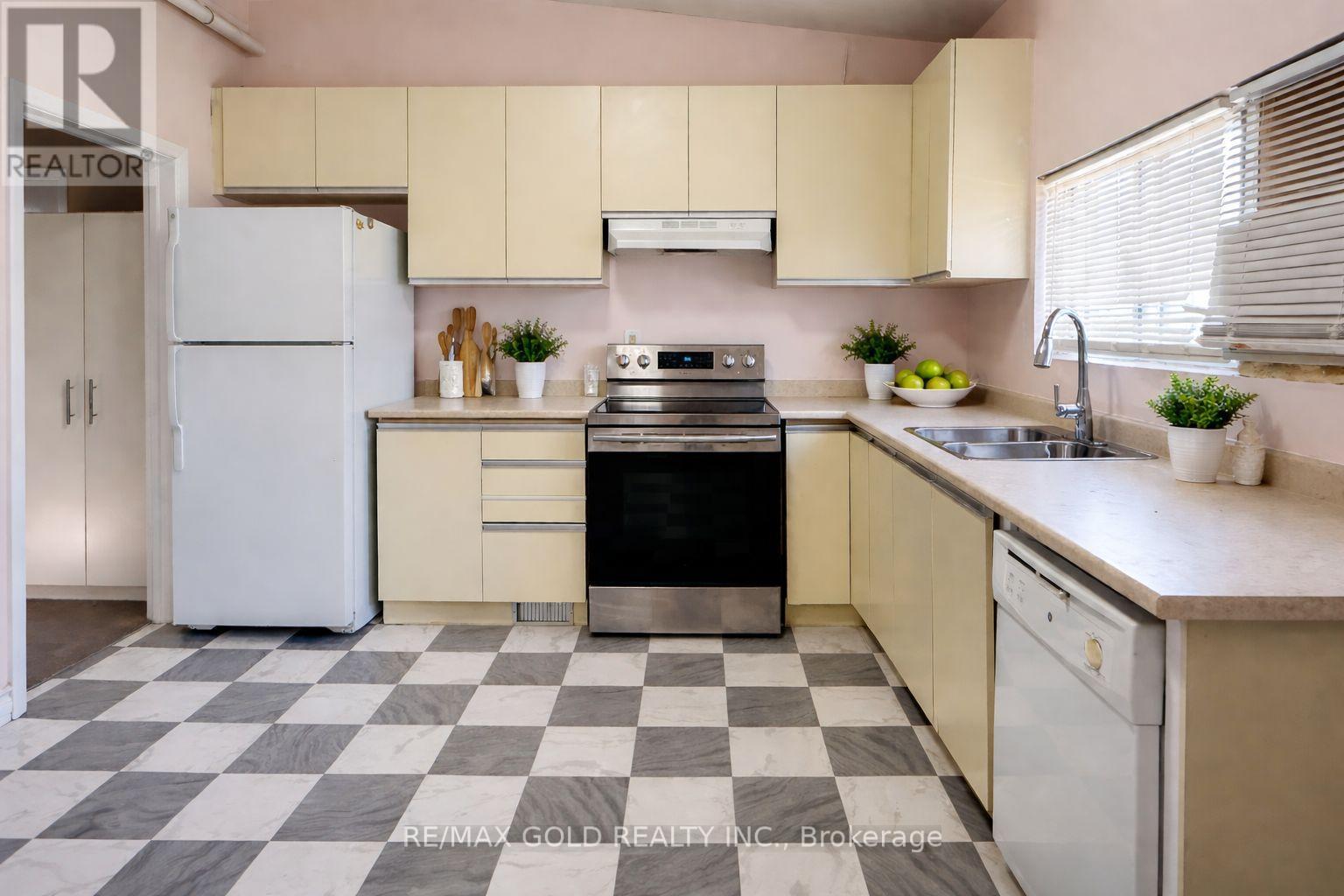 7681 Redstone Road, Mississauga, Ontario  L4T 2B7 - Photo 5 - W12979418