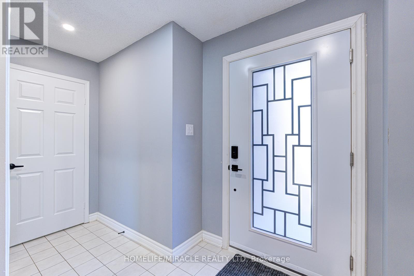 32 Pennsylvania Avenue, Brampton, Ontario  L6Y 4N7 - Photo 3 - W12979420